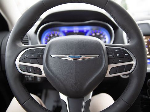 Used 2023 Chrysler 300 Touring L image 11