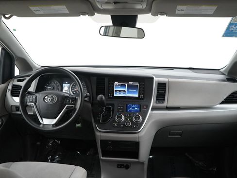 Used 2019 Toyota Sienna L image 16