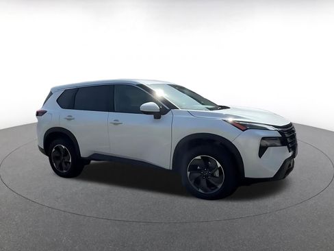 Used 2025 Nissan Rogue SV FWD image 2