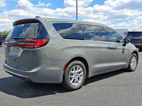 Used 2023 Chrysler Pacifica Touring-L FWD image 6