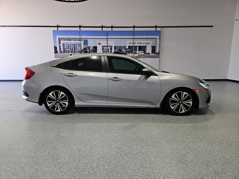 Used 2018 Honda Civic EX-T image 9
