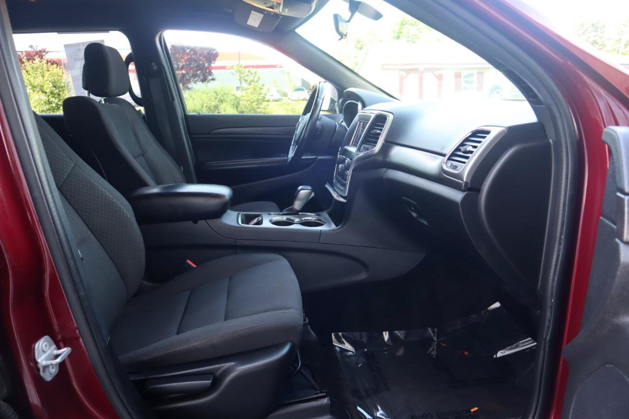 Used 2018 Jeep Grand Cherokee Laredo AWD/4WD image 37