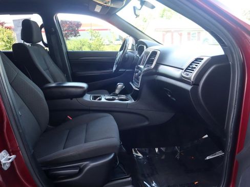 Used 2018 Jeep Grand Cherokee Laredo AWD/4WD image 37