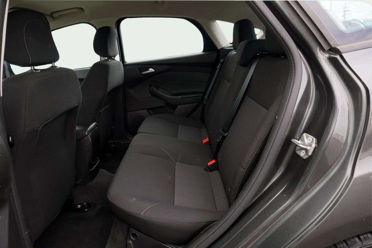 Used 2018 Ford Focus SE w/ Cold Weather Package FWD image 16
