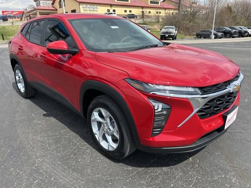 New 2026 Chevrolet Trax LS w/ LS Convenience Package FWD image 3