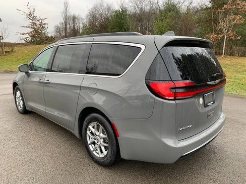 Used 2021 Chrysler Pacifica Touring image 3