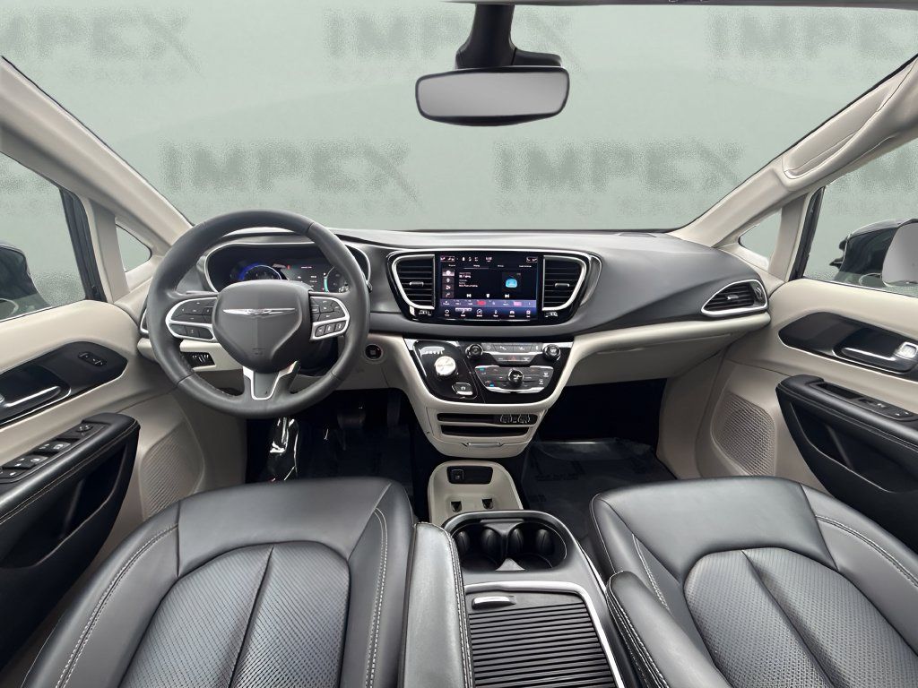 Used 2024 Chrysler Pacifica Touring-L FWD image 12