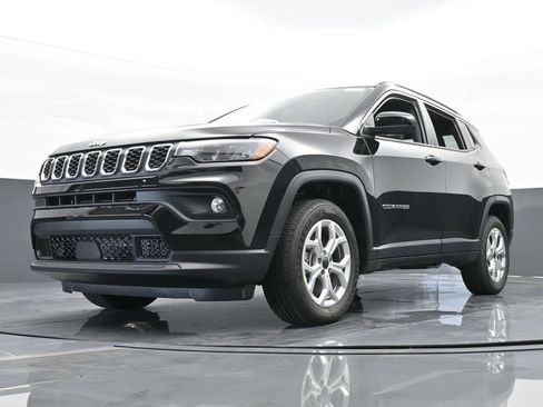 Used 2025 Jeep Compass Latitude image 46