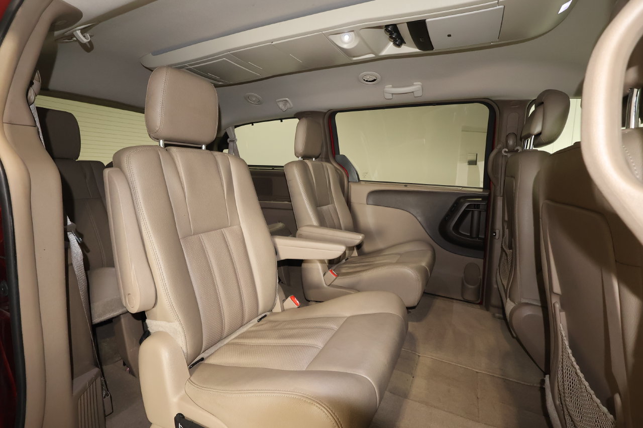 Used 2015 Chrysler Town & Country Touring-L w/ Driver Convenience Group FWD image 17