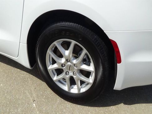 Certified 2025 Chrysler Pacifica Select FWD image 9