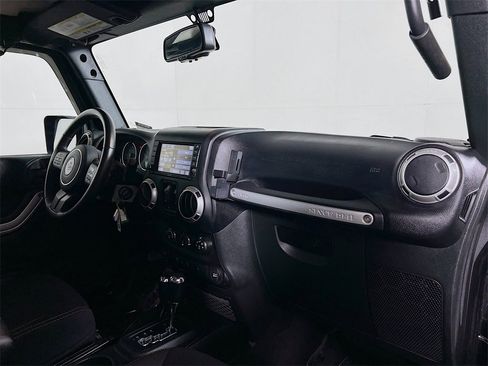 Used 2018 Jeep Wrangler Unlimited Sahara w/ Connectivity Group image 25