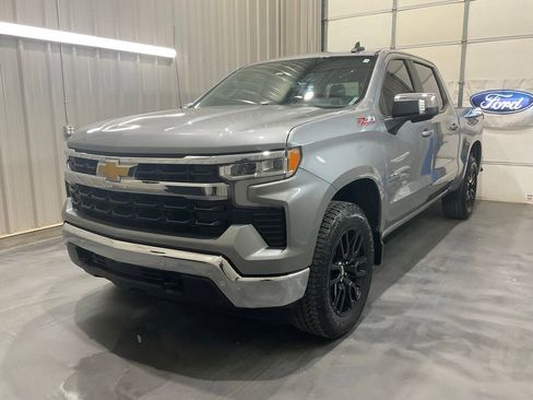 Used 2024 Chevrolet Silverado 1500 LT w/ Z71 Off-Road Package AWD/4WD image 3