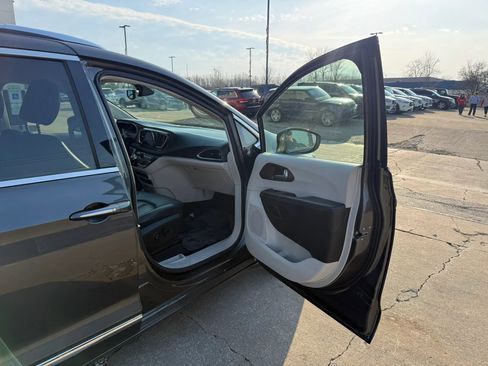 Used 2018 Chrysler Pacifica Touring-L Plus image 31