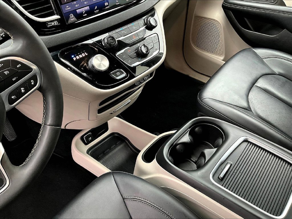 Used 2024 Chrysler Pacifica Touring-L FWD image 20
