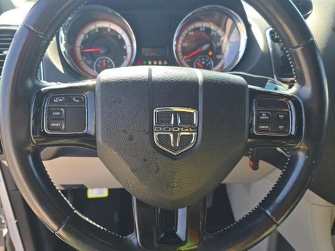 Used 2019 Dodge Grand Caravan SXT image 9