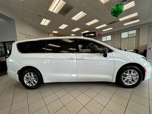 New 2025 Chrysler Pacifica Select image 5