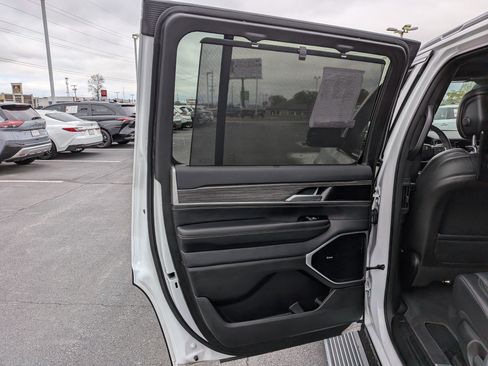 Used 2024 Jeep Wagoneer Series III w/ Premium Group I AWD/4WD image 25