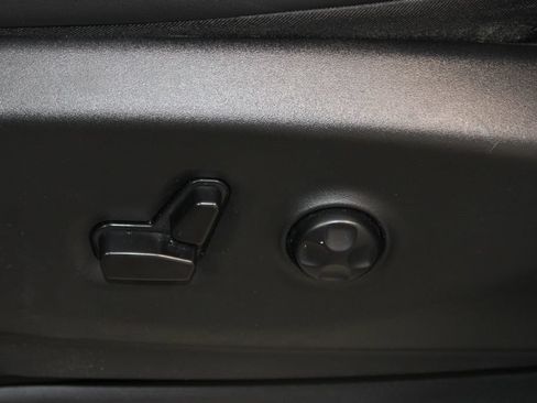 Used 2024 Chrysler Pacifica Touring-L FWD image 19