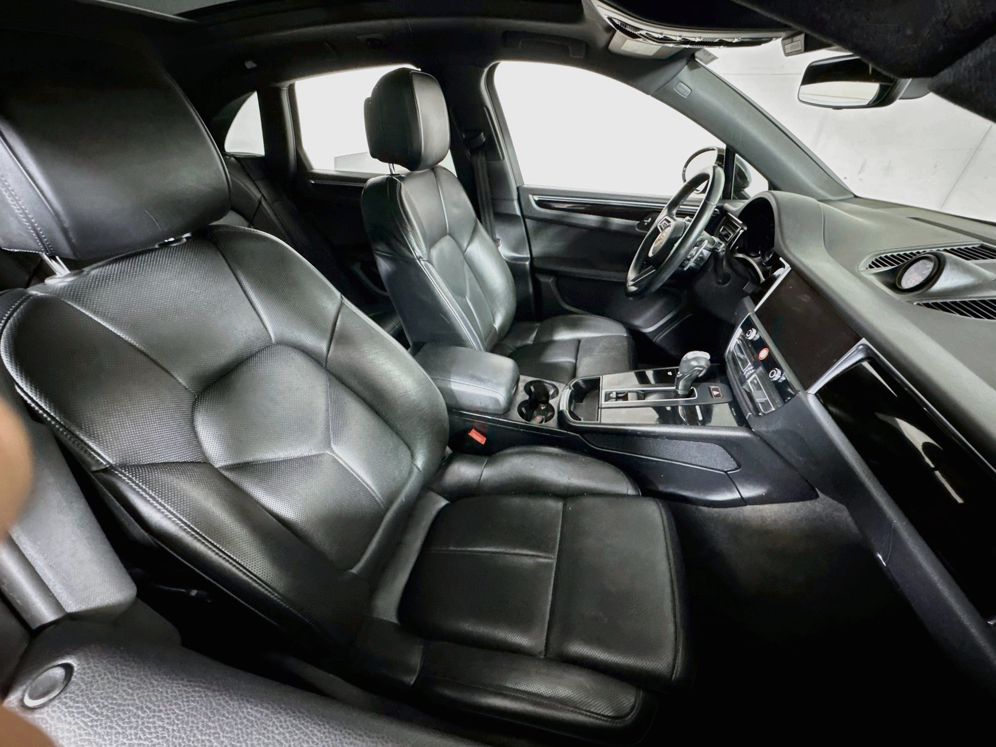 Used 2023 Porsche Macan AWD/4WD image 28
