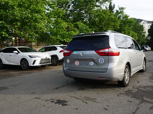 Used 2018 Toyota Sienna XLE Premium FWD image 4