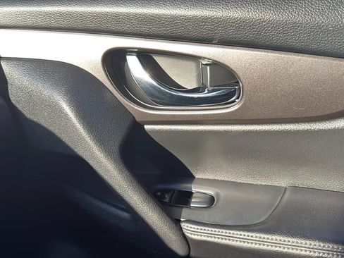 Used 2015 Nissan Rogue S image 40