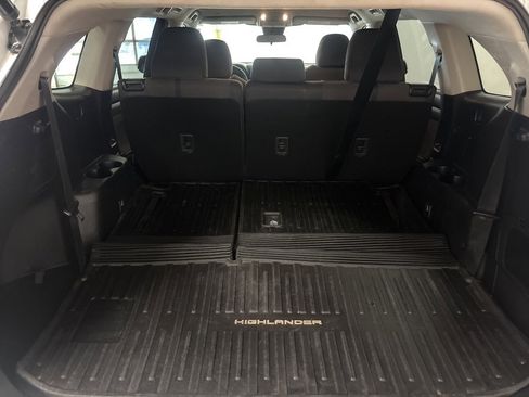 Used 2022 Toyota Highlander LE image 11