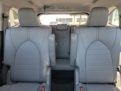 Used 2023 Toyota Highlander XLE FWD image 21