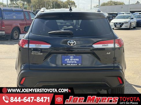 Used 2025 Toyota Corolla Cross LE image 8
