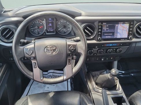Used 2020 Toyota Tacoma TRD Sport w/ TRD Premium Sport Package AWD/4WD image 15