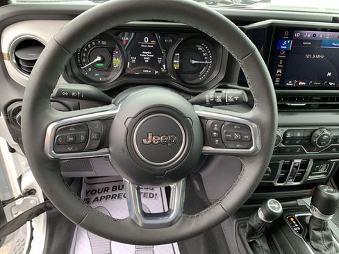 Used 2025 Jeep Wrangler Unlimited Sahara AWD/4WD image 15