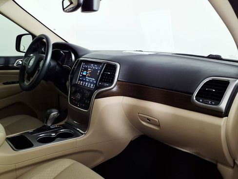Used 2018 Jeep Grand Cherokee Laredo RWD image 9