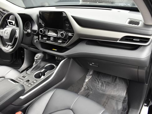 Used 2023 Toyota Highlander XLE AWD/4WD image 7