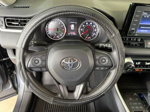 Used 2022 Toyota RAV4 XLE AWD/4WD image 2