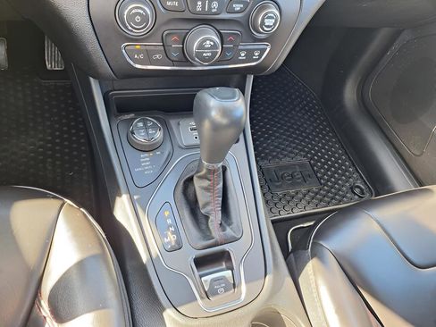 Used 2019 Jeep Cherokee Trailhawk image 13