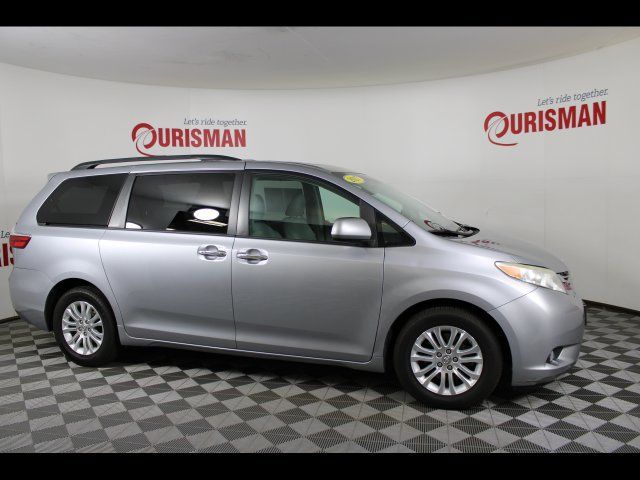 Used 2017 Toyota Sienna XLE w/ XLE Navigation Package FWD image 10