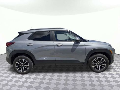 Used 2025 Chevrolet TrailBlazer LT AWD/4WD image 2