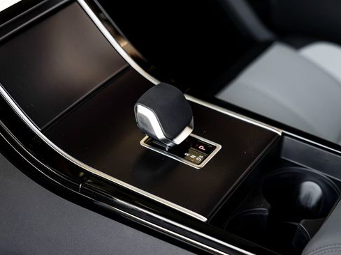 New 2026 Land Rover Range Rover Velar Dynamic SE image 19