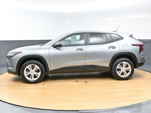 Used 2024 Chevrolet Trax LS w/ Driver Confidence Package FWD image 6