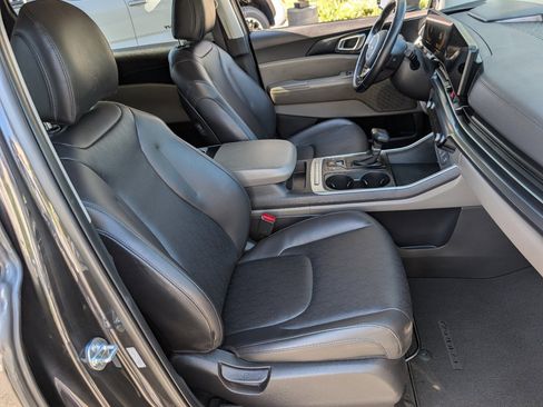 Used 2025 Kia Carnival image 9