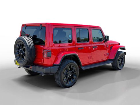 Used 2025 Jeep Wrangler Unlimited Sahara AWD/4WD image 5