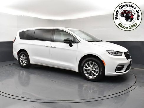 New 2026 Chrysler Pacifica Select AWD/4WD image 1
