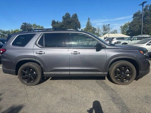 Used 2025 Honda Pilot Black Edition image 3