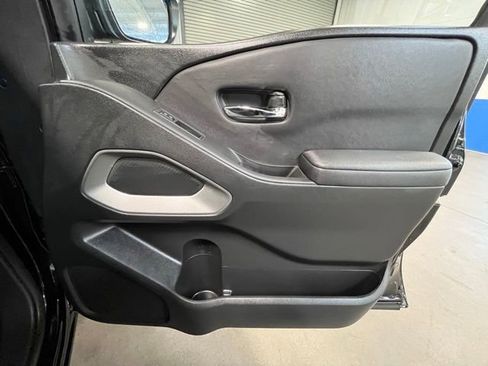 Used 2024 Nissan Frontier SV image 11