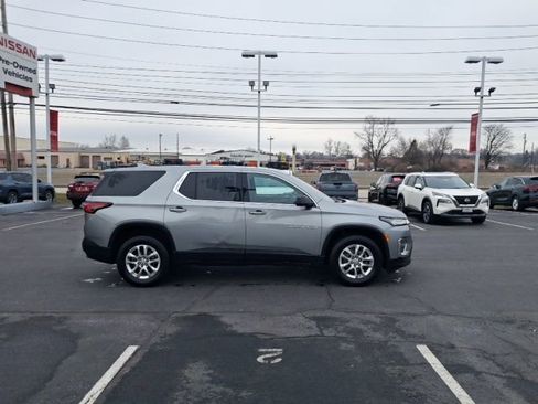 Used 2023 Chevrolet Traverse LS image 4