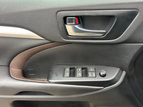 Used 2019 Toyota Highlander SE image 11