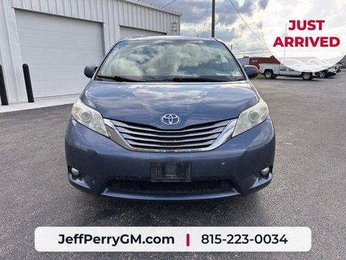 Used 2017 Toyota Sienna XLE w/ XLE Navigation Package FWD image 10