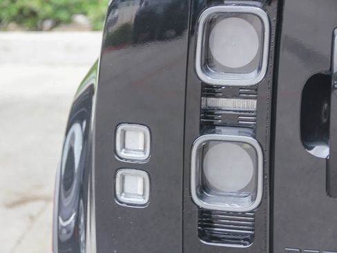 New 2025 Land Rover Defender 110 V8 image 7