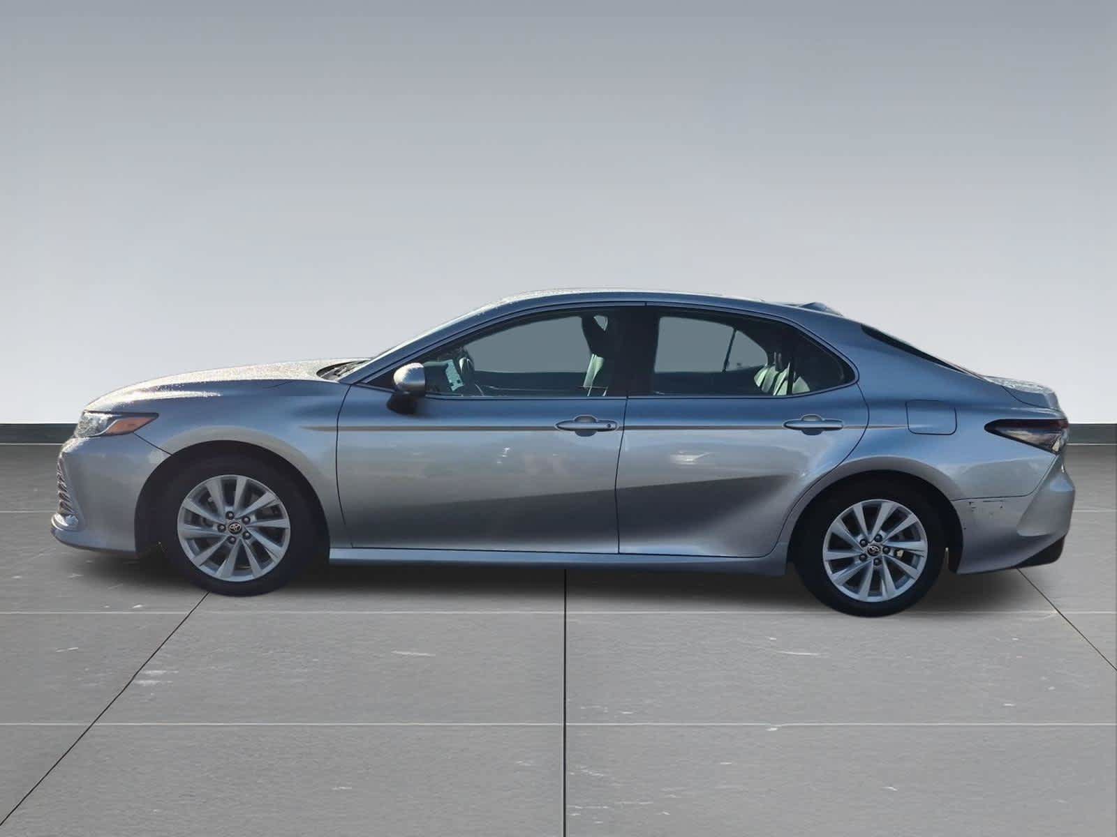 Used 2022 Toyota Camry LE FWD image 3