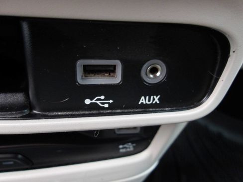 Used 2018 Chrysler Pacifica Limited w/ Tire & Wheel Group image 22