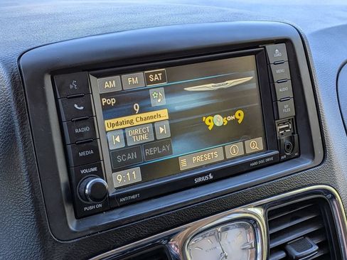 Used 2015 Chrysler Town & Country LX FWD image 16